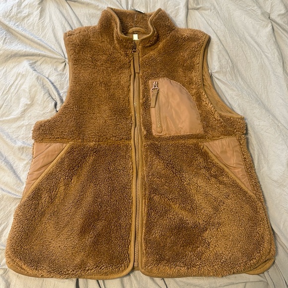 NWT Brown Fuzzy Vest Size Medium - Picture 1 of 4